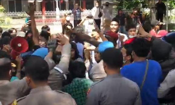 2 Aliansi Mahasiswa Nyaris Bentrok saat Demo di Kantor Gubernur NTB