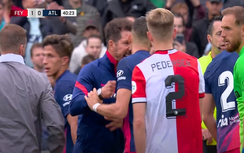 Feyenoord Vs Atletico Madrid Diwarnai Perkelahian, Simeone Sampai Turun ke Lapangan