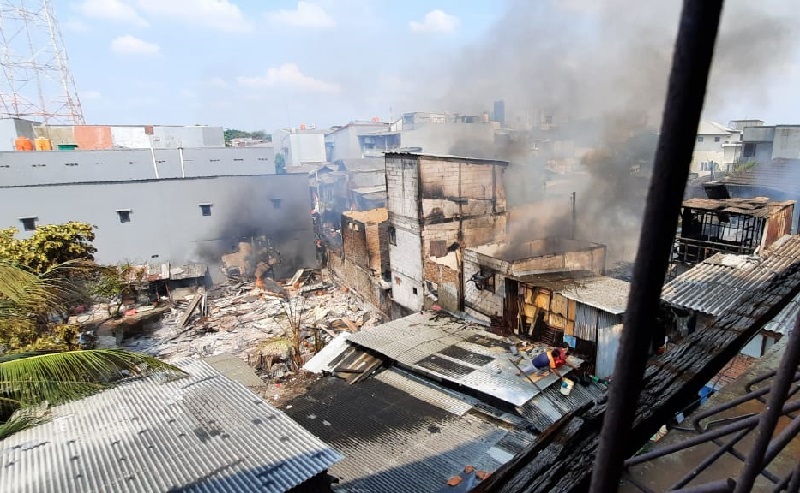 Kebakaran Lalap Permukiman Padat di Grogol Petamburan, 18 Mobil Damkar Meluncur