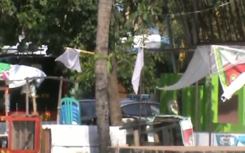 Kibarkan Bendera Putih, Pedagang di Eks Pelabuhan Ampenan Didatangi Polisi