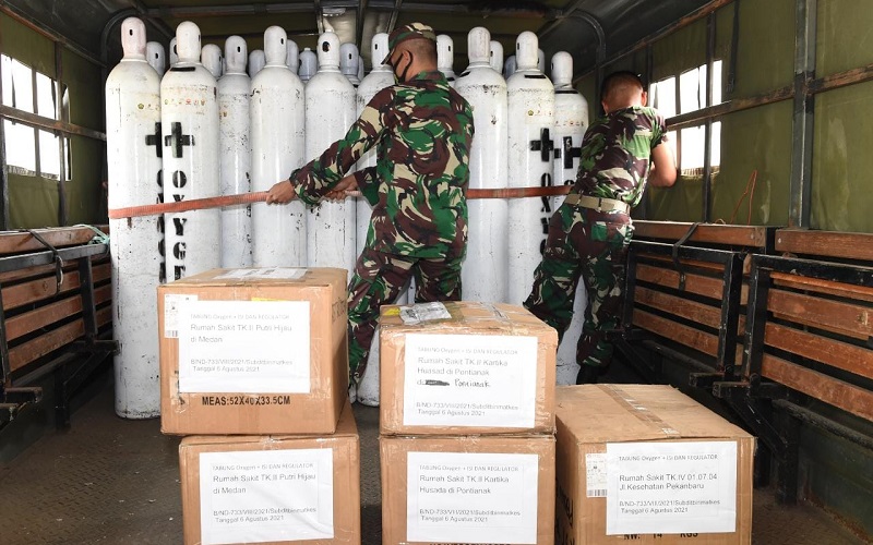 Kerahkan KM ADRI 49, TNI AD Distribusikan 90 Tabung Oksigen ke Kupang hingga Papua