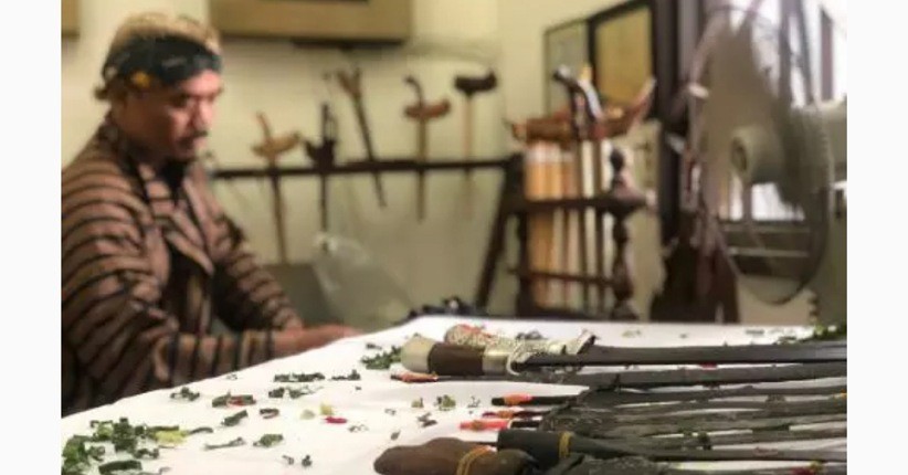 6 Kepercayaan Menyeramkan Malam Satu Suro dan Alasan Barang Pusaka Dimandikan