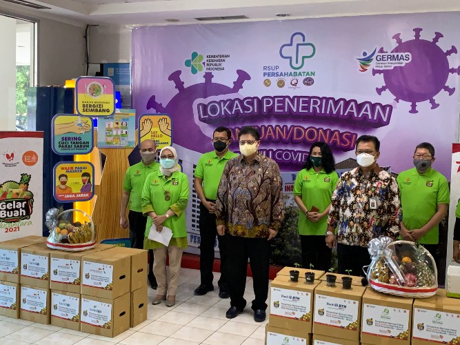 Apresiasi Tenaga Kesehatan, Menko Airlangga Serahkan 1.500 Paket Buah