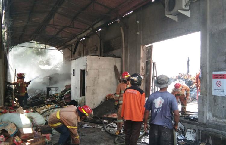 Diduga Korsleting Listrik, Gudang Distributor Makanan di Sleman Terbakar