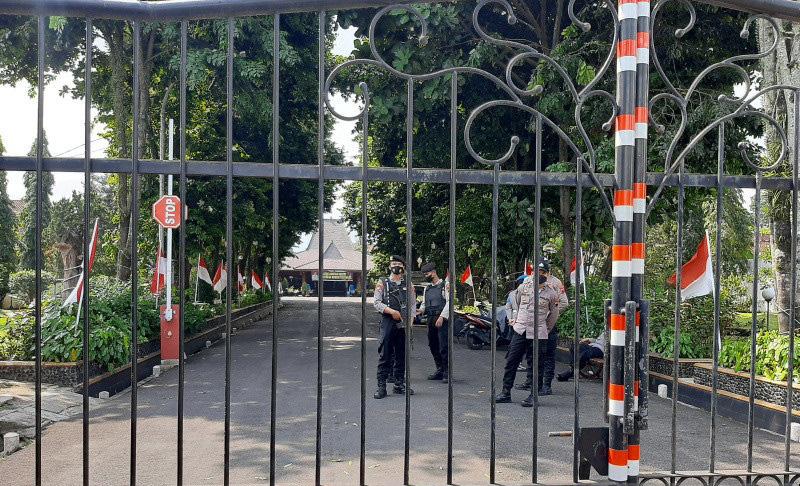 KPK Geledah Rumah Dinas dan Kantor Bupati Banjarnegara, Pintu Gerbang Ditutup Rapat