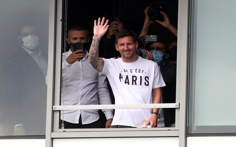 Tiba di Paris, Lionel Messi Langsung Sapa Fans PSG di Bandara