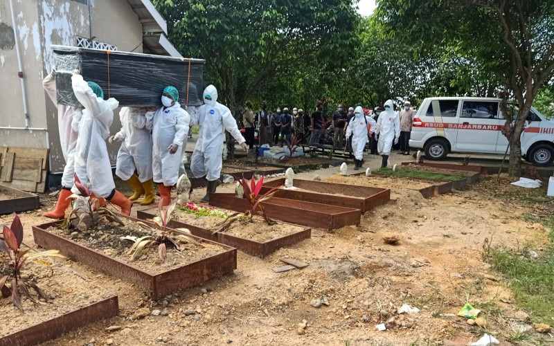Cerita Brimob Kalsel Makamkan 8 Jenazah Covid-19 dalam Sehari