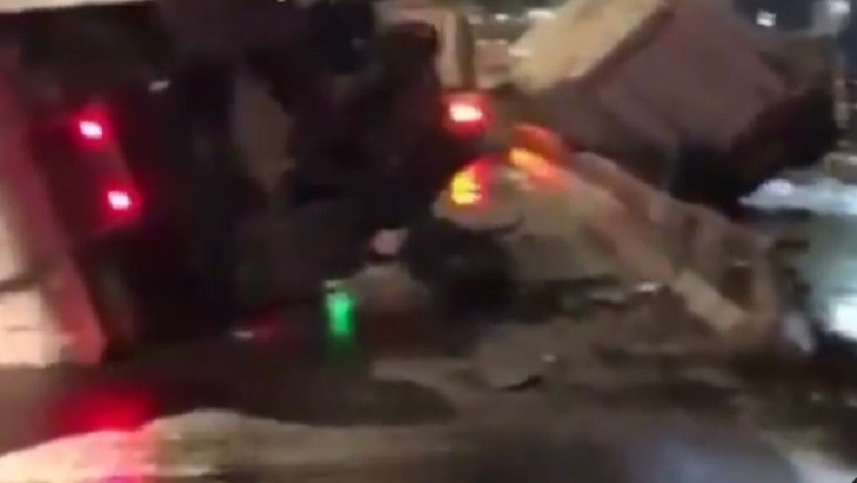 Dua Truk Penuh Muatan Hebel Terguling di Jalan Gatot Subroto