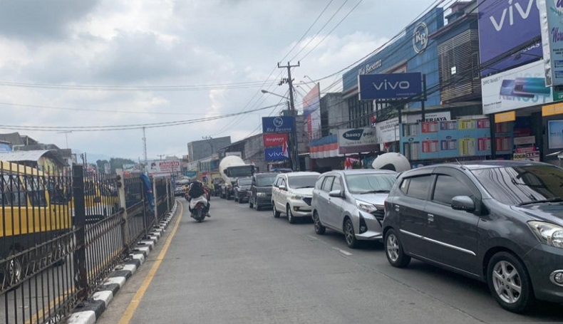 Libur Tahun Baru Islam, Jalur Cianjur-Puncak Dipadati Kendaraan Luar Kota