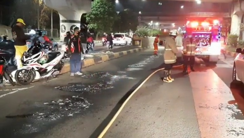 Pengendara Motor Tergelincir akibat Tumpahan Oli, Damkar Semprot Jalan di Underpass UKI