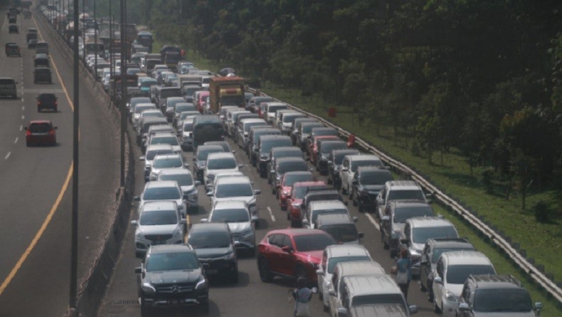 Polisi Terapkan Satu Arah Urai Penumpukan Kendaraan Jalur Puncak Bogor 