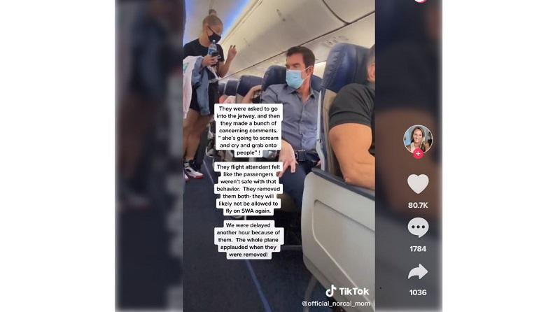 Ibu dan Anak Ini Dikeluarkan dari Pesawat karena Ingin Merebut Kursi Penumpang Lain