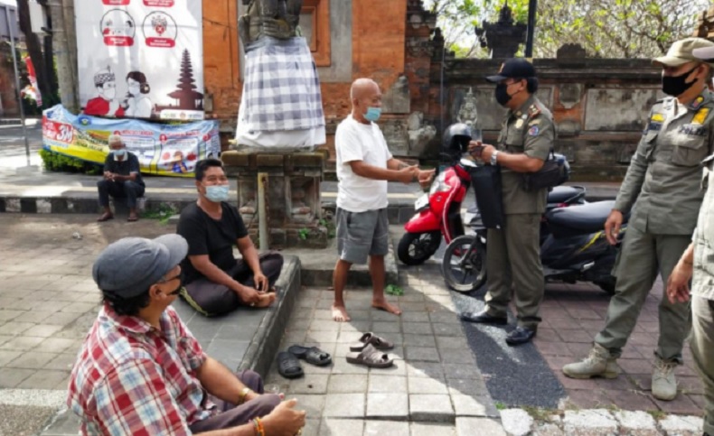 Satpol PP Masih Temukan Warga Denpasar Beraktivitas di Fasilitas yang Ditutup