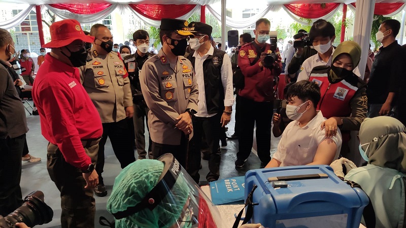 Tinjau Vaksinasi Pelajar SMP di Surabaya, Ini Pesan Kapolda Irjen Pol Nico Afinta 