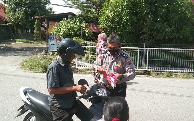Kisah Aiptu Duren Sisihkan Gaji untuk Beli Bendera 