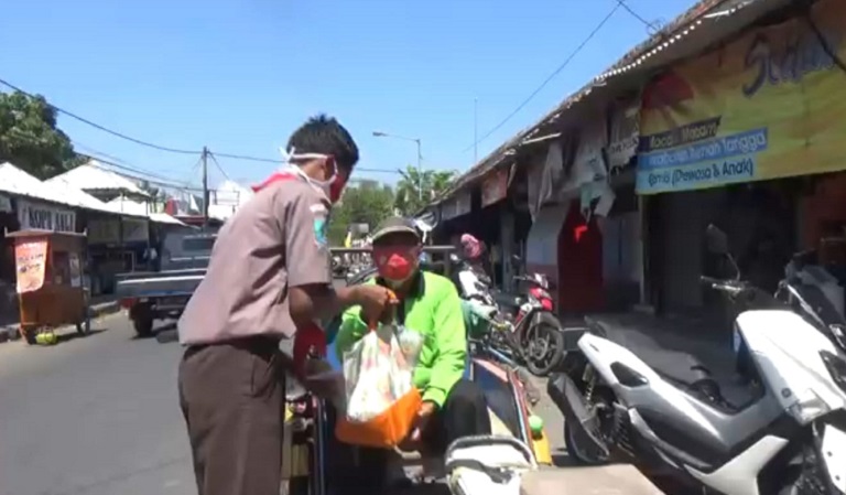 Bangkitkan Nasionalisme, Santri di Gresik Ini Produksi Masker dan Hand Sanitizer untuk Warga 