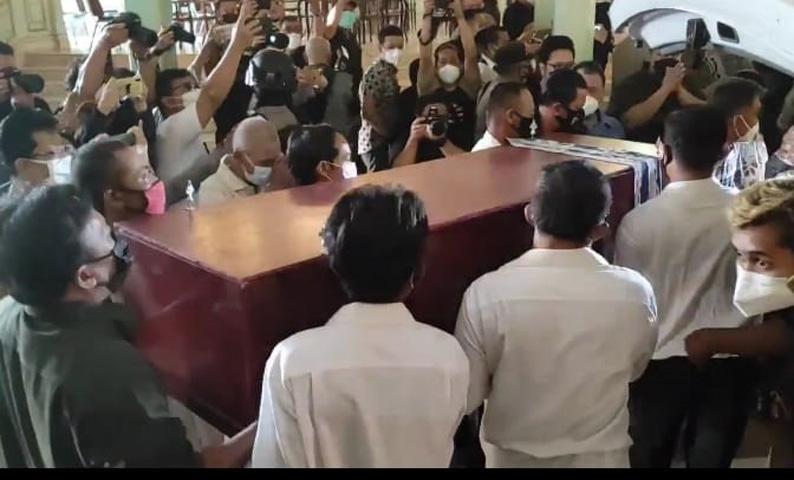  Isak Tangis Keluarga dan Abdi Dalem Sambut Kedatangan Jenazah KGPAA Mangkunegara IX