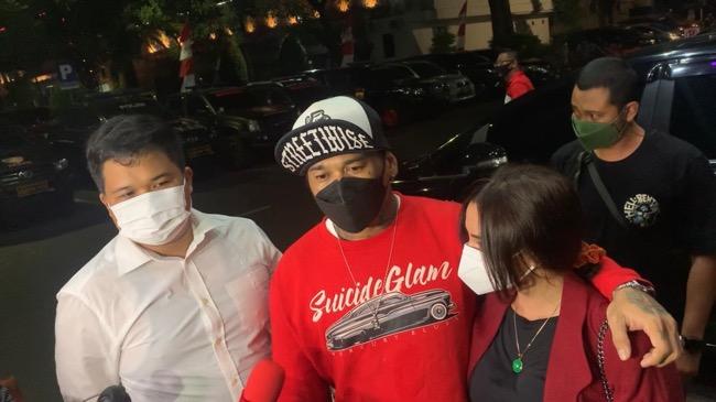 Jerinx Tiba di Polda Metro Jaya, Didampingi Nora Alexandra dan Tim Kuasa Hukum