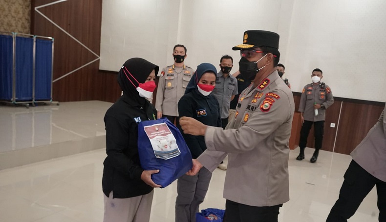 Kapolda Malut Serahkan Bantuan untuk Vaksinator Covid-19