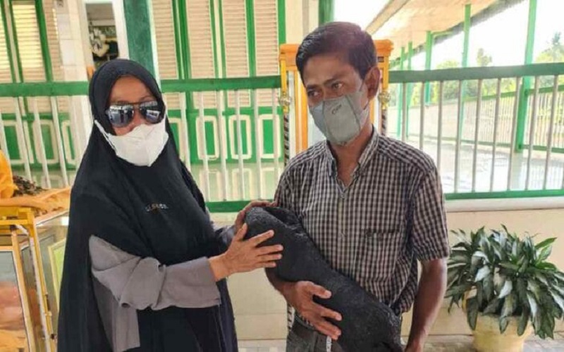 Berburu Katalog, Kepala Dispersip Kalsel Berkesempatan Mandikan Pusaka Berusia 395 Tahun