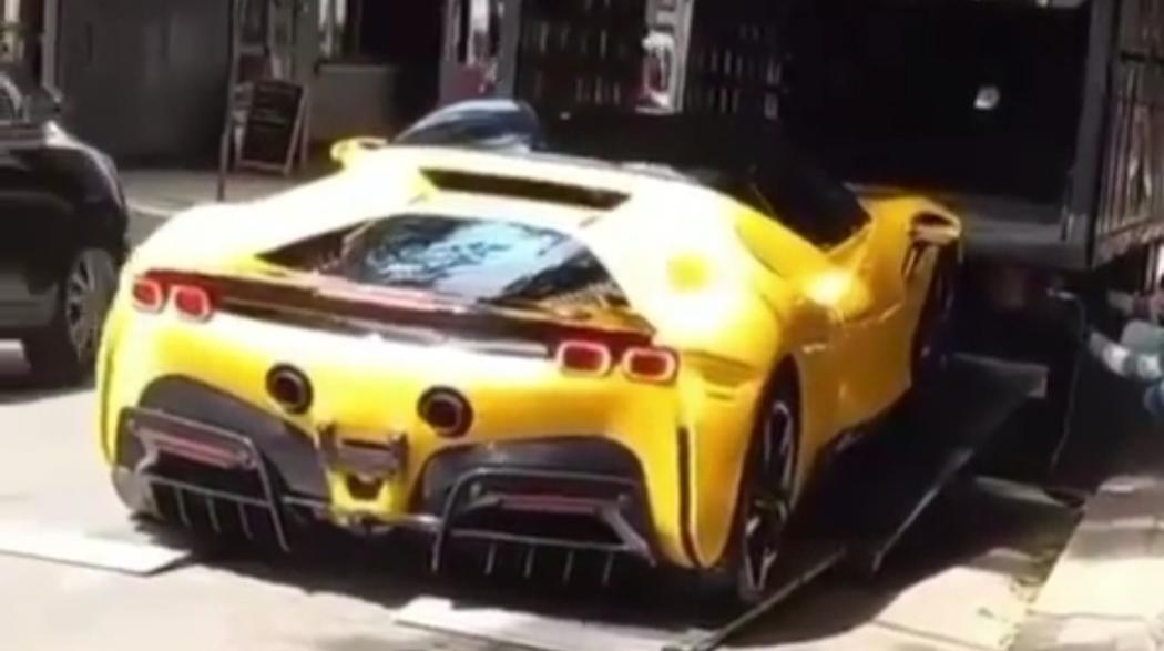 Baru Dikirim dari Dealer, Ferrari SF90 Stradale Seharga Rp21 Miliar Terjatuh dari Truk
