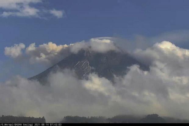 Awan Panas Meluncur dari Gunung Merapi hingga 2 Kilometer