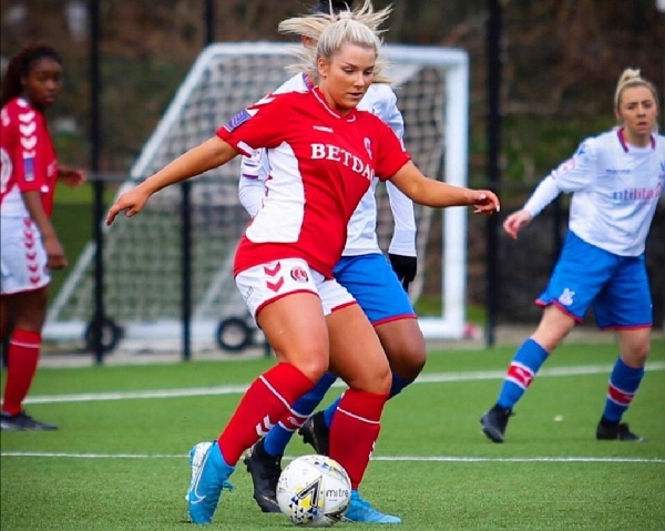 Kisah Madelene Wright: Pesepak Bola Putri yang Jadi Model Situs Dewasa usai Dipecat Klub