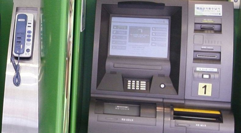 Viral ATM Dikuras akibat Lupa Cabut Kartu