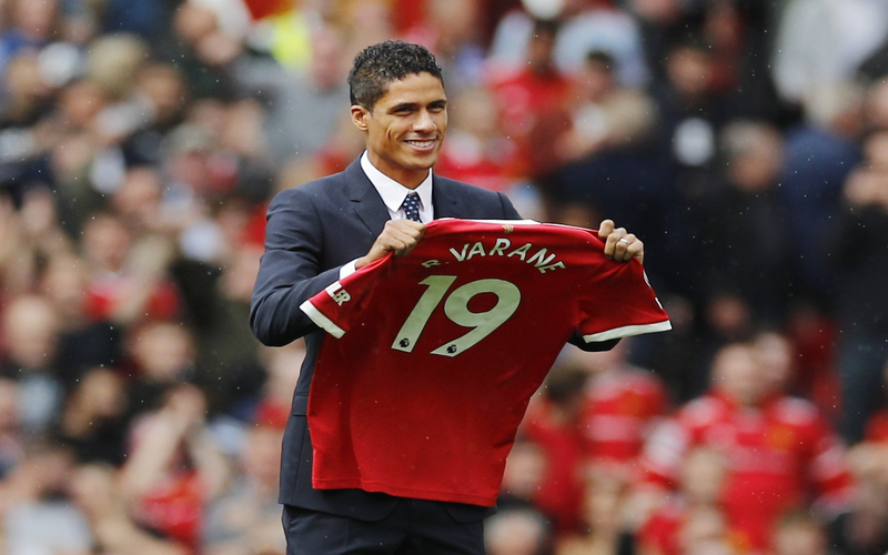 Resmi Diperkenalkan, Raphael Varane: Sulit Tolak Tawaran Manchester United