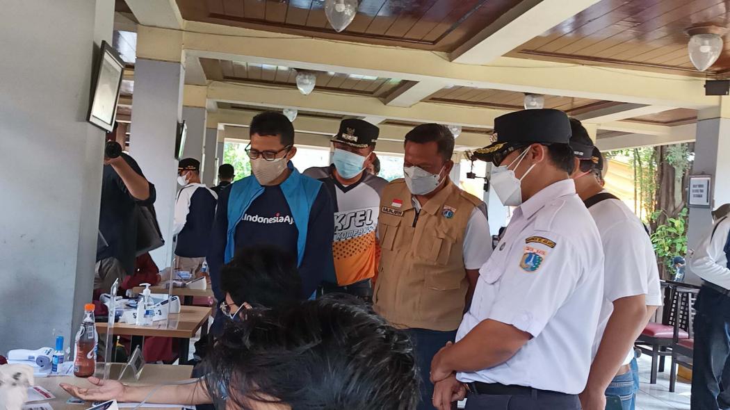 Sandiaga Uno Kunjungi Sentra Vaksinasi Bebek Dower: Divaksin Bukan Jadi Kebal, Tetap Jalankan Prokes