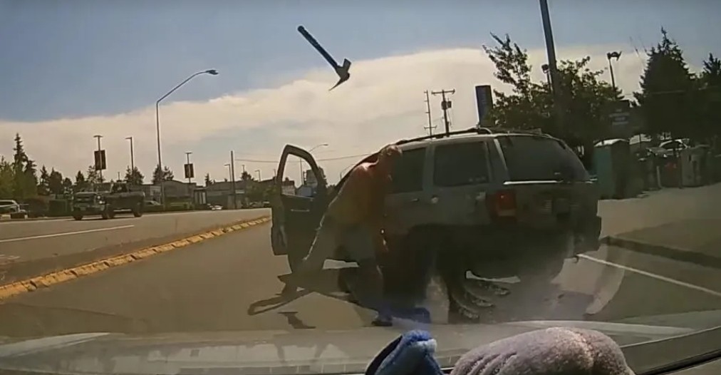 Tak Terima Disalip, Pria Ini Lempar Kapak ke Kaca Depan Mobil Orang Lain