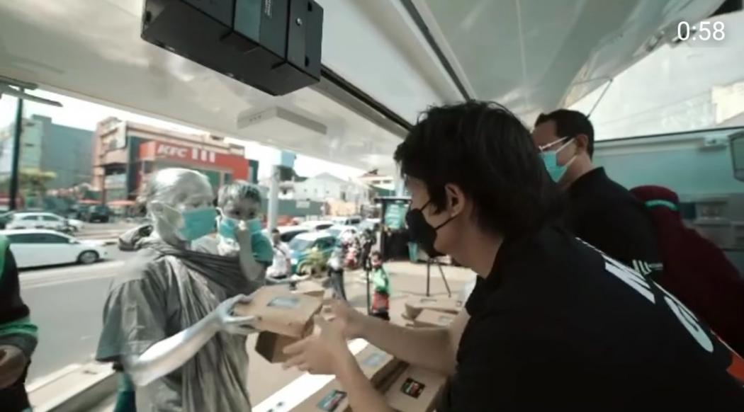 Atta Halilintar Bagikan Makanan Sambil Mendoakan Orang yang Disantuni, Netizen Terharu: Masya Allah Berkah Dunia Akhirat