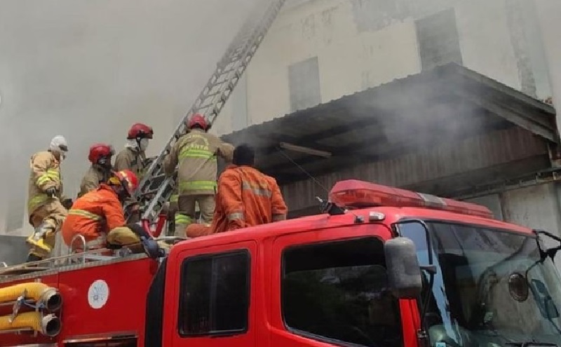 Kebakaran Gudang di Sunter Jaya, 14 Jam Lebih Api Belum Bisa Dipadamkan
