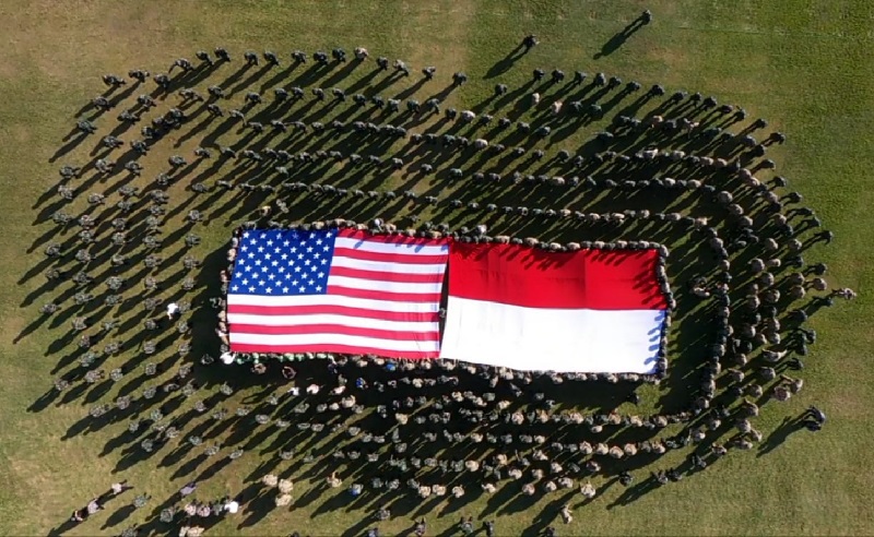 Bendera Raksasa Indonesia dan AS Dibentangkan, Latma Garuda Shield Resmi Ditutup