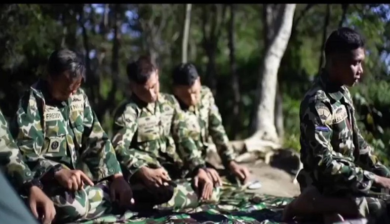  Salut, Prajurit Marinir Ini Tetap Sholat saat Jalankan Misi Pendakian Berat