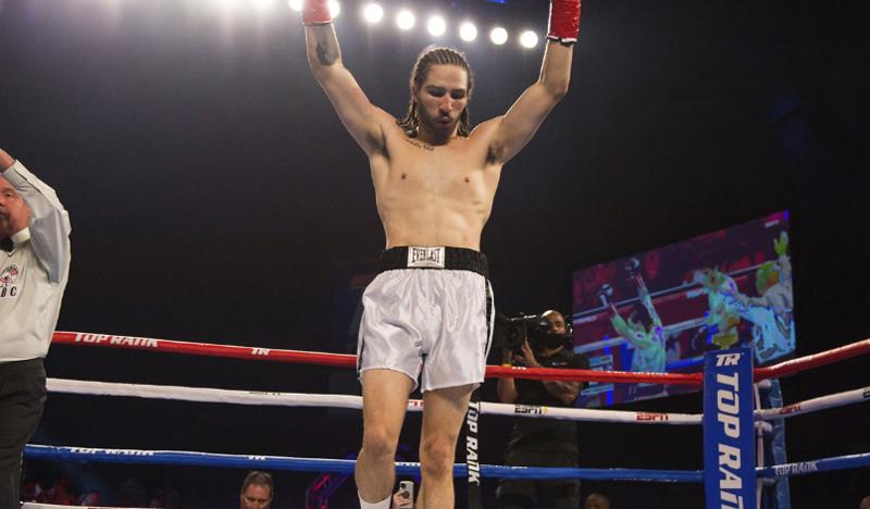 Pakai Celana sang Kakek, Cucu Muhammad Ali Menang TKO di Ronde Pertama