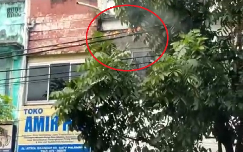 Panik, Warga Berhamburan Keluar Lihat Kabel Listrik Terbakar