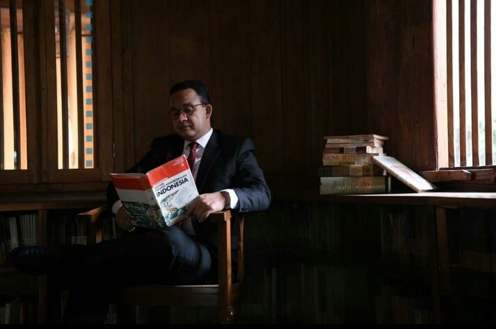 Usai Dengar Pidato Kenegaraan Jokowi, Anies Baca Buku Perintis Kemerdekaan 