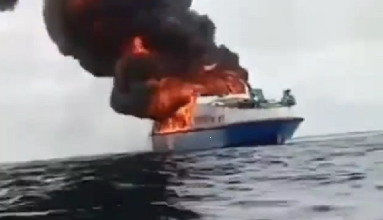 Viral, Kapal Motor Terbakar Hebat di Laut, Netizen: Alhamdulillah Selamat Semua