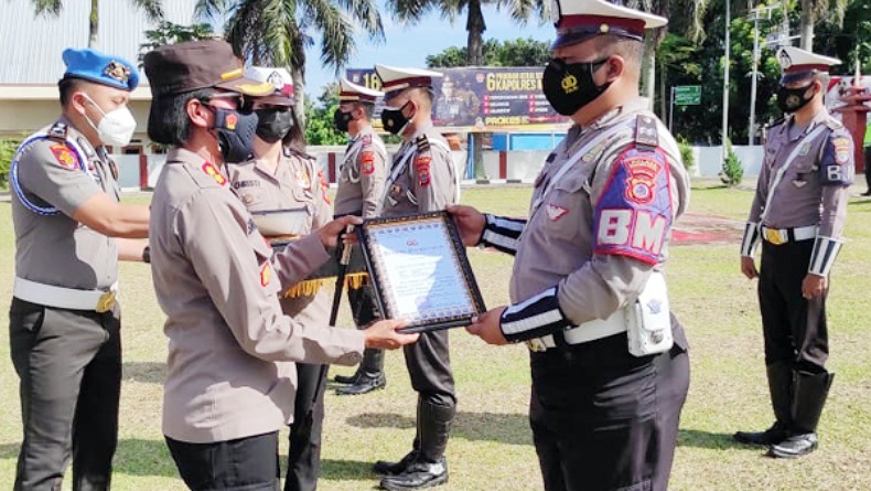 Tugas Kemanusiaan Kawal Jenazah Covid-19, Polisi Ini Terima Penghargaan Kapolres Minut