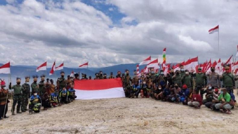 Kodam Kasuari Bentangkan Merah Putih di Puncak Kobrey Pegunungan Arfak Papua Barat