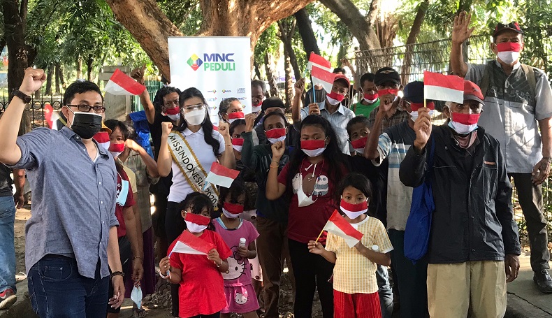 MNC Peduli Salurkan Bantuan Makanan untuk Warga di Bawah Kolong Rel Juanda 