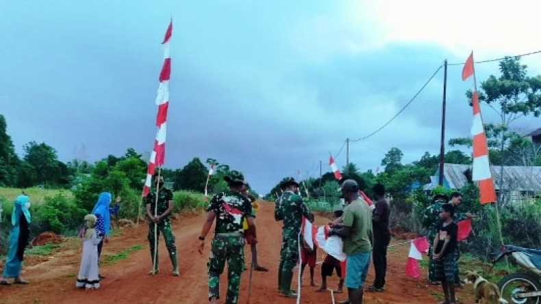 Prajurit TNI dan Warga Merauke Pasang Bendera Merah Putih di Perbatasan Negara