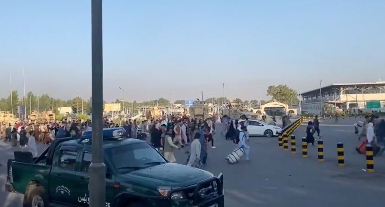 Kepanikan di Bandara Afghanistan, 5 Orang Tewas Diduga Terinjak-injak Berebut ke Pesawat