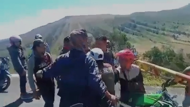 Viral Video Pemotor Nekat Terobos Wisata Bromo Tengger Semeru dan Lawan Petugas