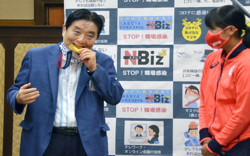 Insiden Gigit Medali Emas Olimpiade, Wali Kota Nagoya Rela Potong Gaji 3 Bulan