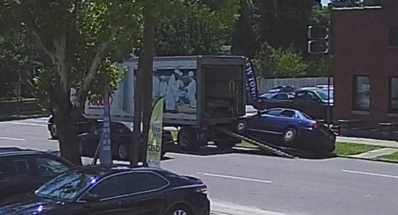 Viral, Diduga Rem Blong Pengemudi Perempuan Ini Tiba-Tiba Nyelonong Tabrak Truk