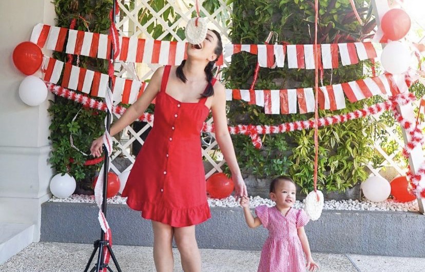 HUT RI ke-76, Seru dan Kompaknya Shandy Aulia Lomba Makan Kerupuk Bareng Anak di Rumah