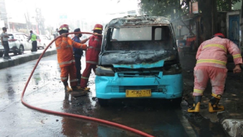 Angkot M19 Terbakar di Bekasi, Kobaran Api Bikin Panik Pengendara di Sekitar Lokasi
