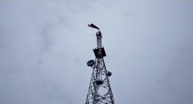 TNI-Polri Kibarkan Bendera Raksasa di Puncak Gunung Pidie Jaya